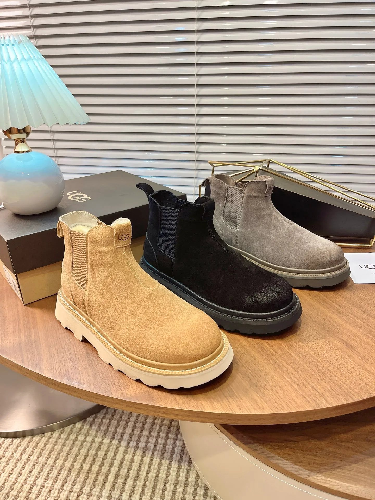 【UGG】 P: 600💰 Size: 40 to 44 (45 custom-made) 2025 new style 𝑼𝑮𝑮•Men's ◾️. Winter snow boots and fur shoes. The matching coefficient is also 100%. 💥Good-looking✨Fully fashionable and stylish when worn. 📈 Lager casual boots, lace-up style. The heels are decorated with hot embossed brand logos. Item No.: 1171113 Upper: high-quality cow suede Lining: sheepskin imported from Australia 🐑The inner lining is made of Australian lamb wool Outsole: EVA non-slip outsole. 45